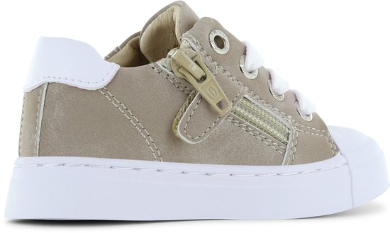 Lichtbruine sneaker met witte veters, ritssluiting, witte neus en witte zool.