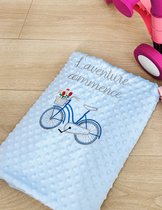 Blue baby blanket with a bicycle and a dedication in French embroidered