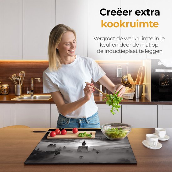 Chefcare Inductie Beschermer Boeddha Beeld in de Mist - Zwart Wit - 65x52 cm - Afdekplaat Inductie - Kookplaat Beschermer - Inductie Mat