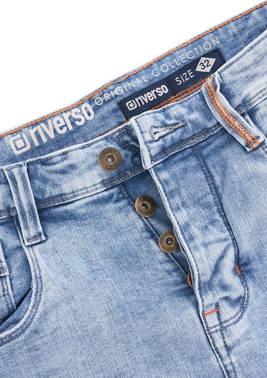 Sluiting van een lichtblauwe korte spijkerbroek met knopen en merklabel 'riverso original collection'.