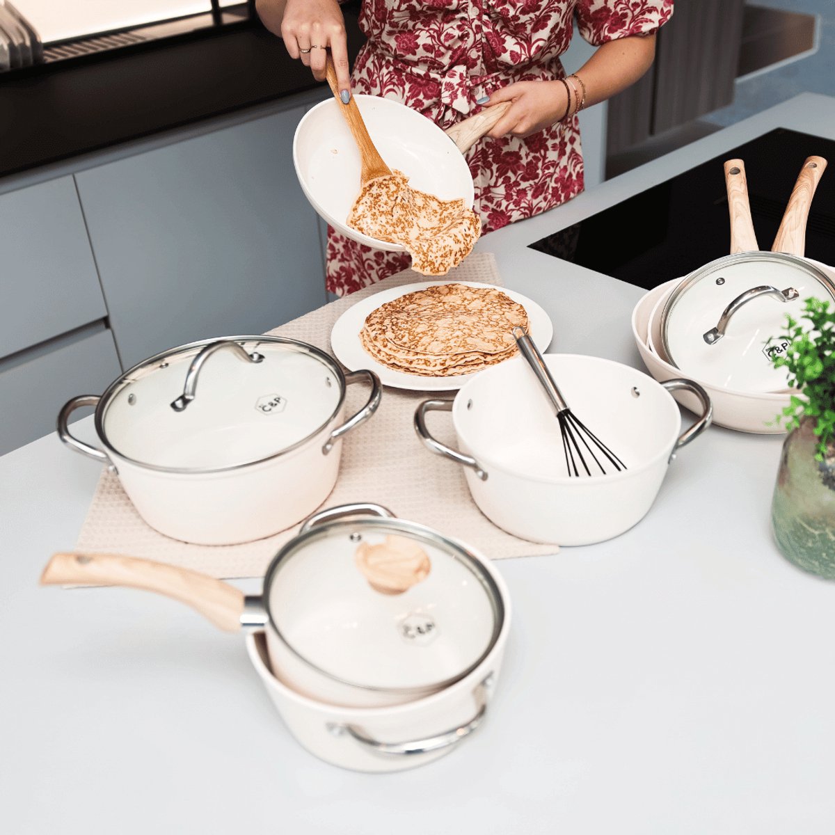 Cook & Pan 7-Delige Pannenset Crème - PFAS vrij - Alle Warmtebronnen - Pannen Set met 7 jaar Garantie - Krasbestendige Anti Aanbaklaag - Vaatwasserbestendig - Gas, Inductie, Elektrisch, Oven - Koekenpan, Wokpan, Steelpan, Hapjespan, Kookpot - Beige – foto 3