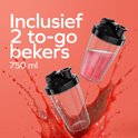 Twee zwarte KitchenBrothers to-go bekers met smoothie, spattend in rode vloeistof. Tekst 'Inclusief 2 to-go bekers'.