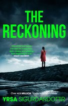 Boekkaft van 'The Reckoning' met een meisje in rode jas op een rotsachtige kustlijn onder een dreigende hemel.