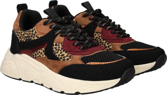 Bruine sneakers met luipaardprint, bordeauxrode en zwarte accenten en beige zolen.