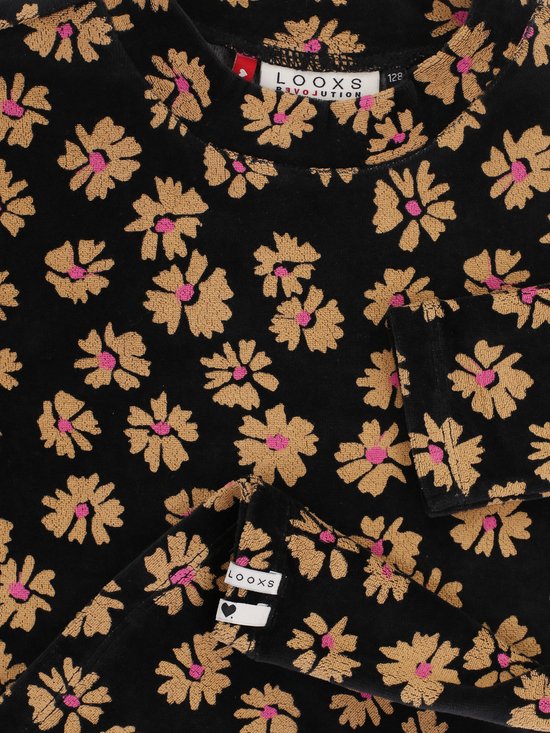 Close-up van zwart textiel met all-over print van gele bloemen met roze hartjes. Merklabels zichtbaar.