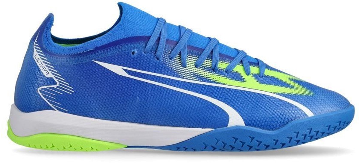 Puma Ultra Match IT voetbalschoenen in blauw met groene accenten, lichtgewicht mesh bovenwerk en GripControl-leer. Maat 40.