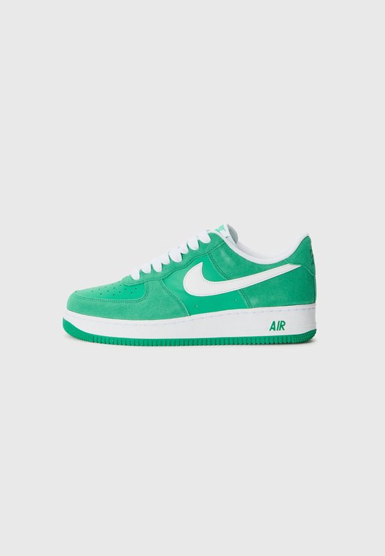 Zijaanzicht van een groene Nike Air Force 1 sneaker met witte Nike swoosh en zool met 'AIR' tekst.