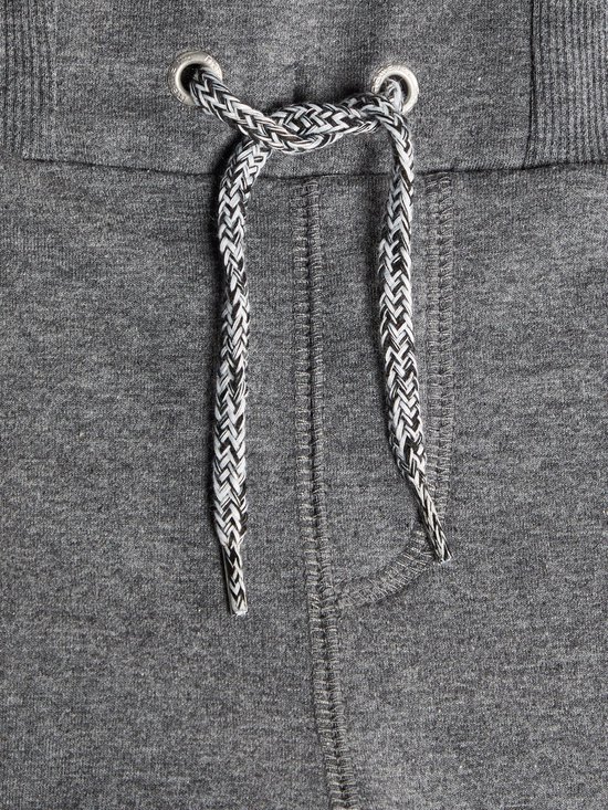 Close-up van de koordjes met zwart-witte print van een donkergrijze joggingbroek.