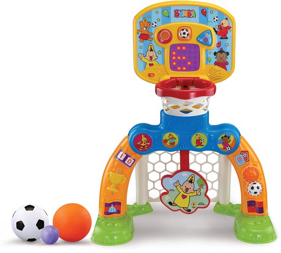 De Bumba sport- en speelplaats met basketbalring, voetbalgoal, en bijbehorende ballen.