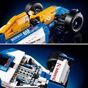 Close-up van de Lego Williams raceauto, met motoronderdelen en gele cockpit.