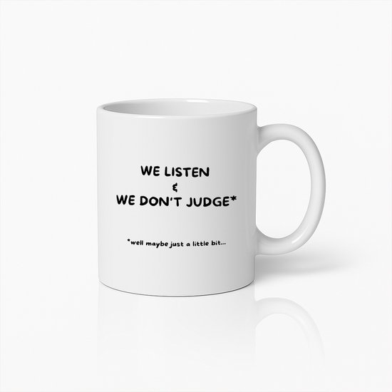 Tasse à café avec citation amusante – Nous n'écoutons pas et ne jugeons pas (enfin, un peu) – Cadeau sarcastique pour amis ou collègues