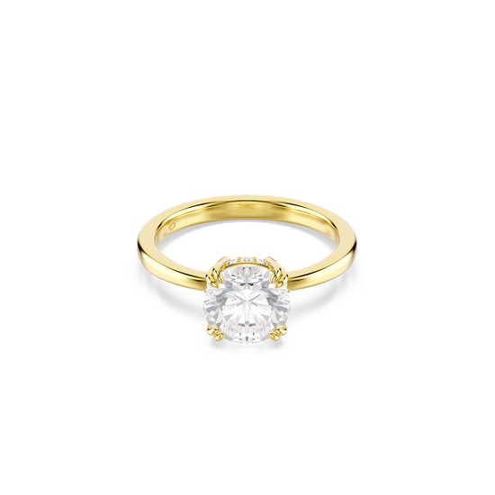 Bague en or avec un grand diamant rond en griffes, ornée de petits diamants sur le sertissage.