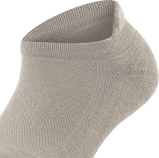 Beige Falke enkelsok met textuurpatroon en verhoogde tong.