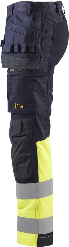 Donkerblauwe werkbroek met gele en grijze reflecterende banden. Diverse zakken.