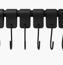 Een rij zwarte S-haak hangers met een leren textuur aan een zwarte staaf.