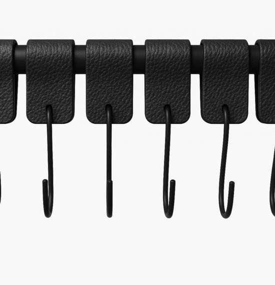 Een rij zwarte S-haak hangers met een leren textuur aan een zwarte staaf.
