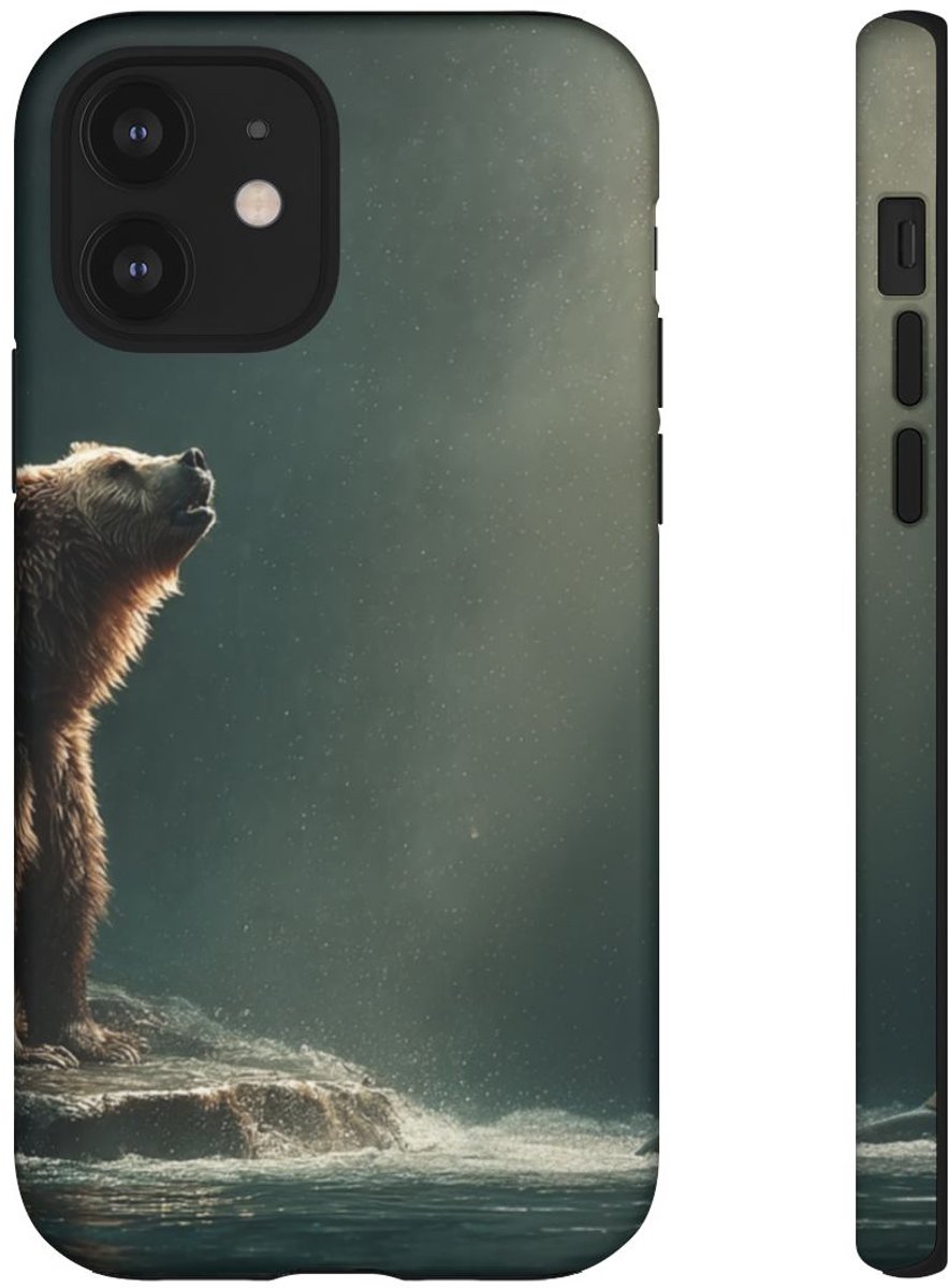 Bruine Beer bij Rivier met Zalm – Telefoonhoesje Geschikt voor iPhone 12