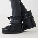Zwarte British Knights veter laarzen gedragen door een model met grijze jeans. De laarzen hebben een dikke zool en veters.