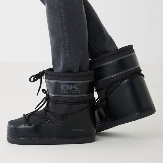 Zwarte British Knights veter laarzen gedragen door een model met grijze jeans. De laarzen hebben een dikke zool en veters.
