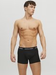 Man met zwarte boxer met witte JACK & JONES band.