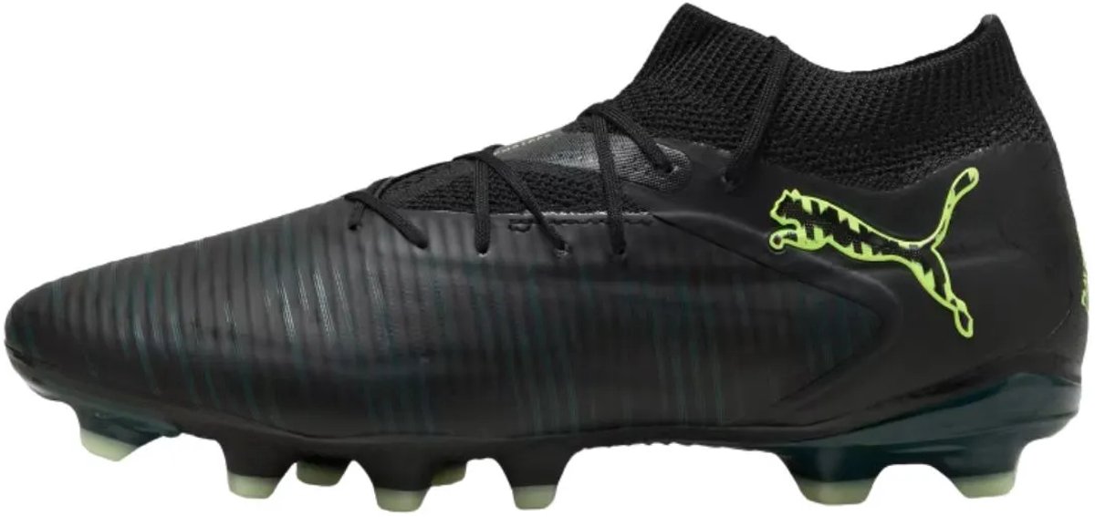 Zwarte Puma Future 8 Pro FG/AG voetbalschoenen voor heren, met een gestroomlijnd ontwerp en opvallend logo.