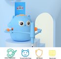 Blauwe robot met oranje accenten en grote ogen, houdt een pen vast. Een kaart met een camera staat achter hem.