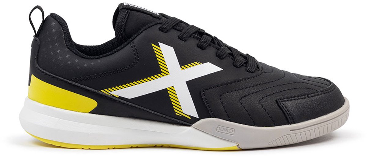 Zwarte Munich Rondito 13 zaalschoenen met gele en witte details, ontworpen voor snelheid en comfort. Maat EU 36.