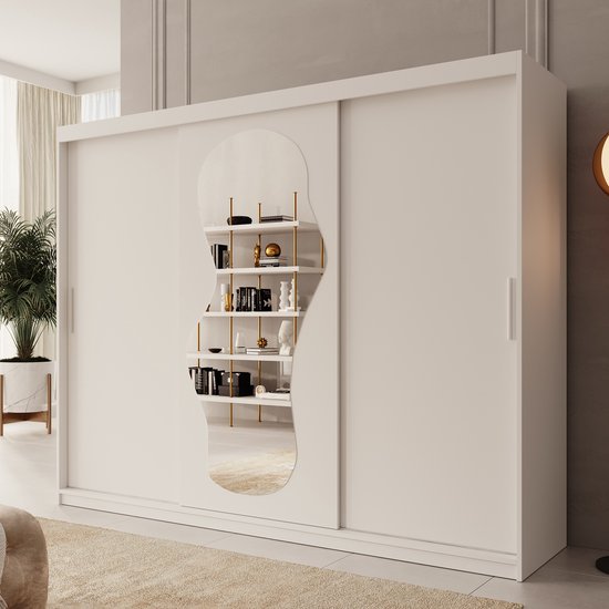 Witte kledingkast met een golvende spiegel in de linkerdeur, gevuld met boeken en decoraties.