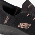 Zwarte Skechers instapper met koperkleurige 'S' logo en 'SKECHERS SLIP-INS' opdruk.