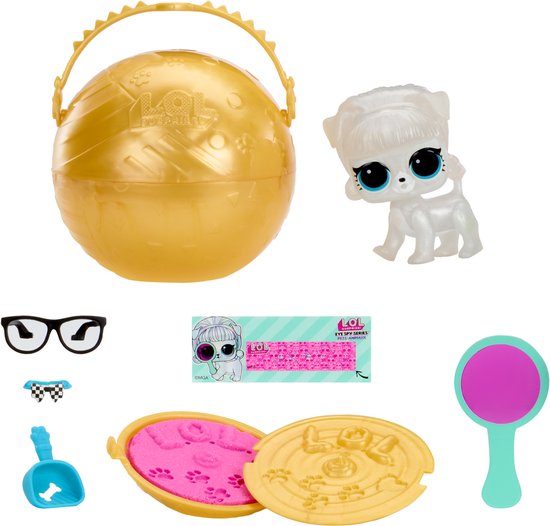 Gouden L.O.L. Surprise! bal met witte puppy, bril, zonnebril, blauwe schep, roze zand en een vergrootglas.