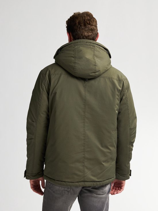 Groene herenparka, achterkant met capuchon en rits, gedragen met grijze jeans.