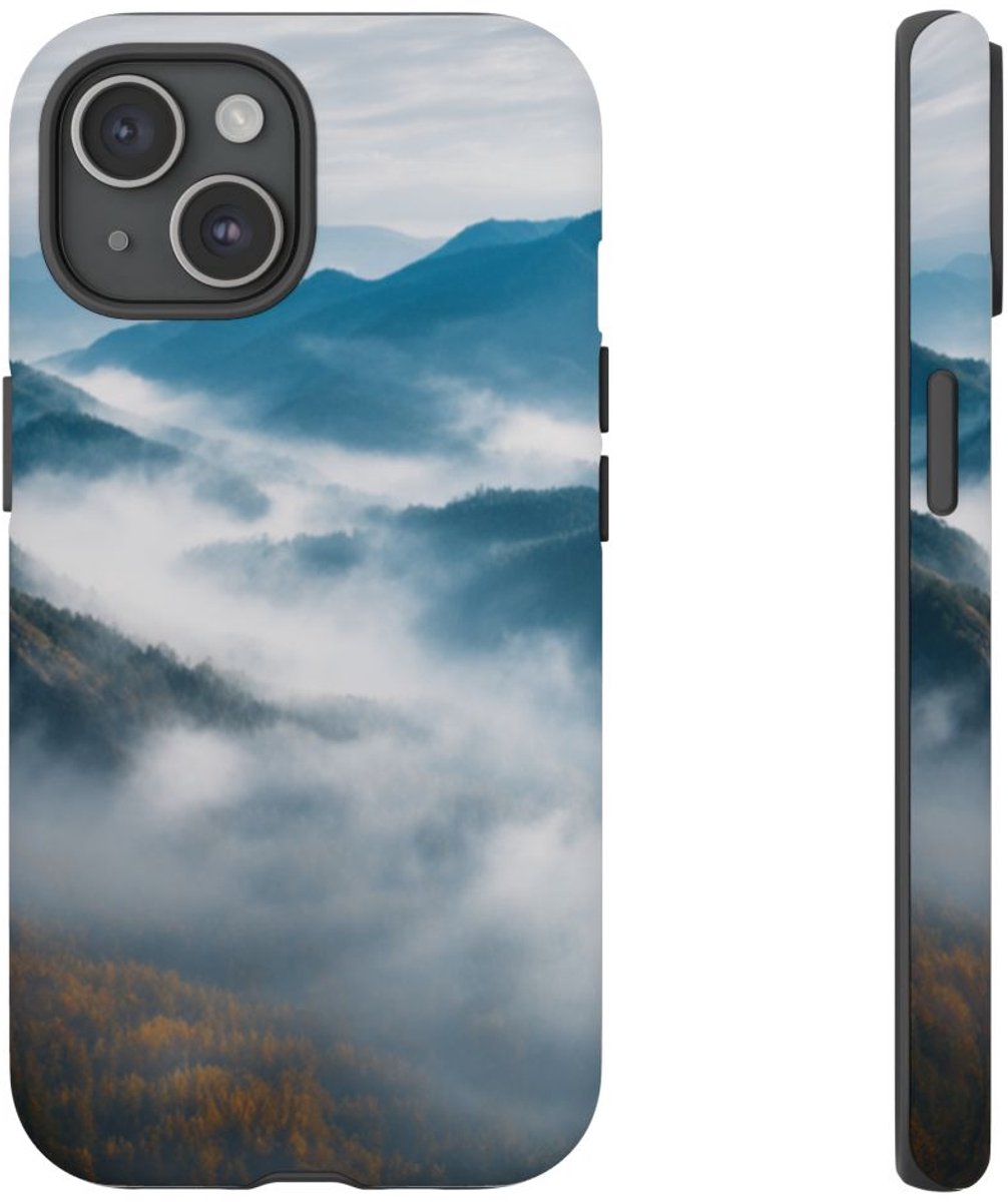 Mysterieus Berglandschap met Mist – Telefoonhoesje Geschikt voor iPhone 15