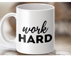 werk hard mok, motivatie beker, inspiratie cadeau, bureau decoratie, succes beker, positieve mok, koffie beker, thee beker, werk inspiratie, cadeau idee, hard werken, doel bereiken, motiverend cadeau