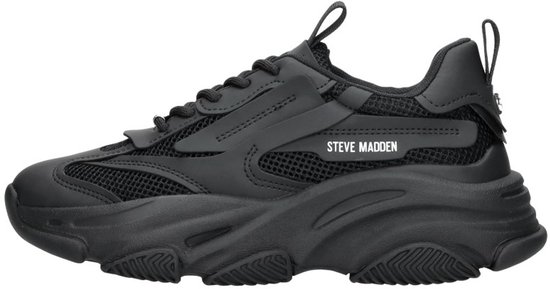 Zwarte Steve Madden sneaker met dikke zool en mesh details. Steve Madden logo op de zijkant.