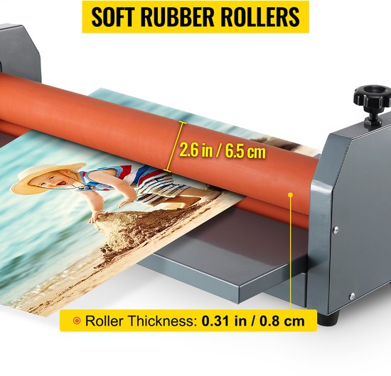 Grijze lamineermachine met oranje rollen, toont een kind op het strand dat wordt gelamineerd. Tekst: Zachte rubberen rollen.