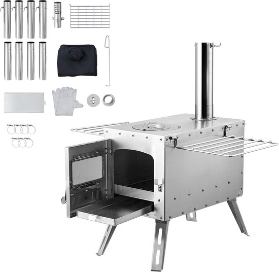 Een roestvrijstalen draagbare houtkachel staat met de deur en de zijplanken open. Diverse accessoires, waaronder uitlaalpijpen, grillroosters, handschoenen en een furnace zak, zijn rondom de kachel gerangschikt.