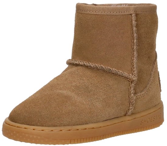Bruin suède laarsje met crème stiksels en rand, en de tekst SHOESME op de bruine zool.
