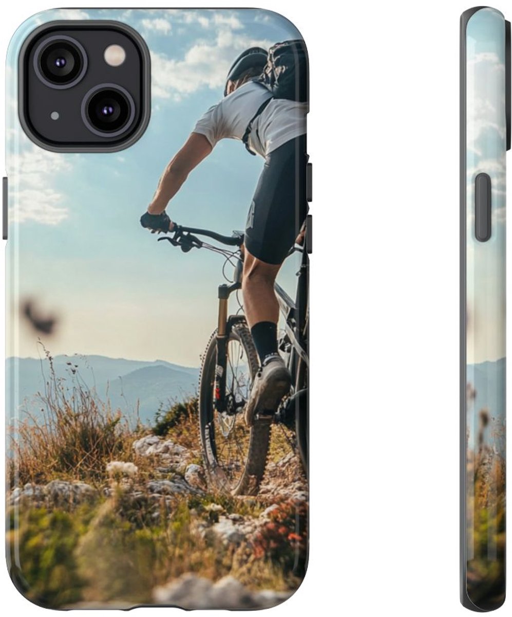 Mountainbiker op Rotsachtig Pad – Telefoonhoesje Geschikt voor iPhone 14 Plus