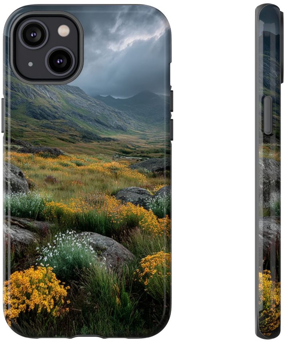 Berglandschap met Wilde Bloemen – Telefoonhoesje Geschikt voor iPhone 14 Plus