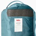Binnenkant van een lichtblauwe Kånken rugzak, met schuimrubber en Fjällräven label.