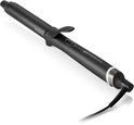 Zwarte ghd Chronos Curve Classic krultang met stroomkabel op een witte achtergrond.
