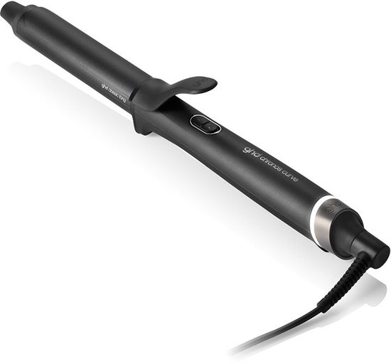 Zwarte ghd Chronos Curve Classic krultang met stroomkabel op een witte achtergrond.
