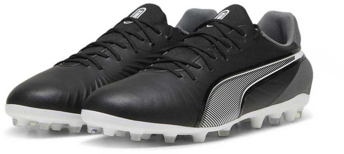 Puma King Match Mg voetbalschoenen in zwart, met synthetisch leren bovenwerk en lichtgewicht TPU-buitenzool.