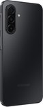 Schuin aanzicht van de achterkant van een zwarte Samsung Galaxy A17 5G smartphone met drievoudige camera.