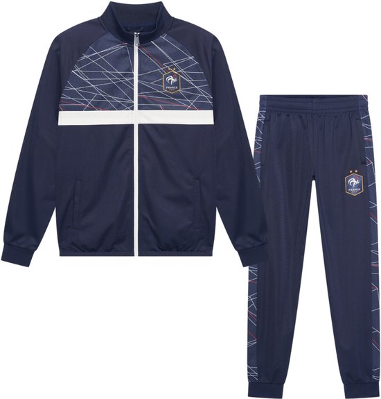 Donkerblauw trainingspak met een wit met geometrisch patroon op de borst en zijkanten, en een FFF-logo.