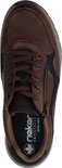 Bruine Rieker sneaker met vetersluiting, rits en donkerblauwe accenten.