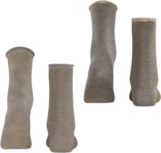 Vier dames sokken, van voren en achteren gefotografeerd. Horizontale beige en bruine strepen. Beige boorden.