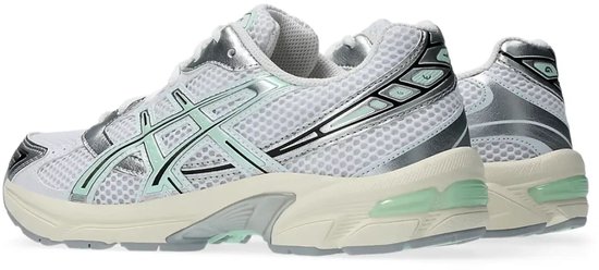 Witte Asics sneakers met mintgroene en zilveren accenten, mesh bovenwerk en crèmekleurige zolen.