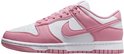 Roze en witte Nike Dunk Low sneaker met veters en Nike logo.
