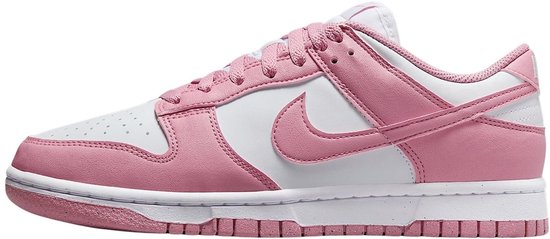 Roze en witte Nike Dunk Low sneaker met veters en Nike logo.